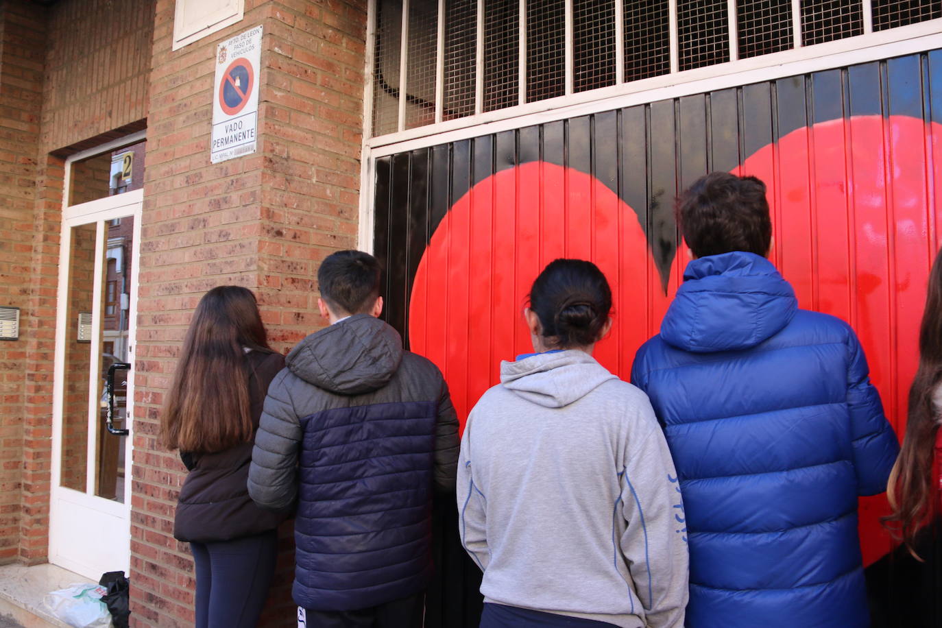 Los alumnos de Maristas dan un último repaso al corazón gigante.