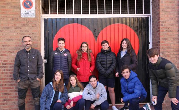 Galería. Los alumnos de Maristas pintan un corazón gigante.