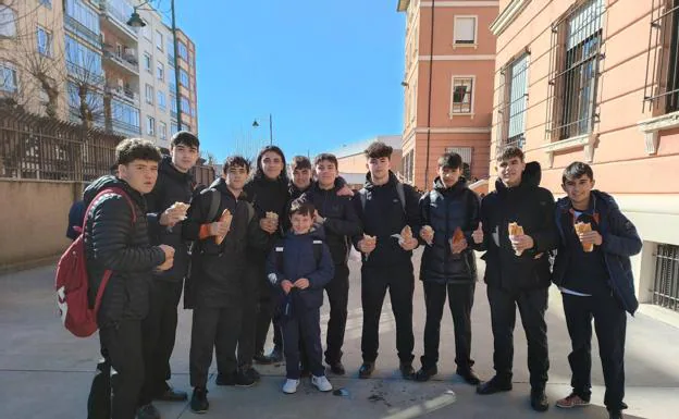 Alumnos del colegio Divina Pastora participando en la campaña contra el hambre este viernes