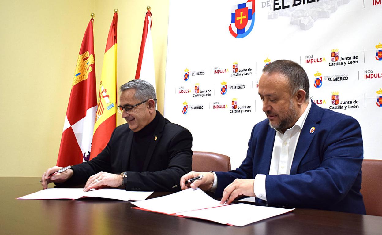 El presidente del Consejo Comarcal, Gerardo Álvarez Courel, y el alcalde de La Unión (Murcia), Pedro López Milán, en la firma del convenio 