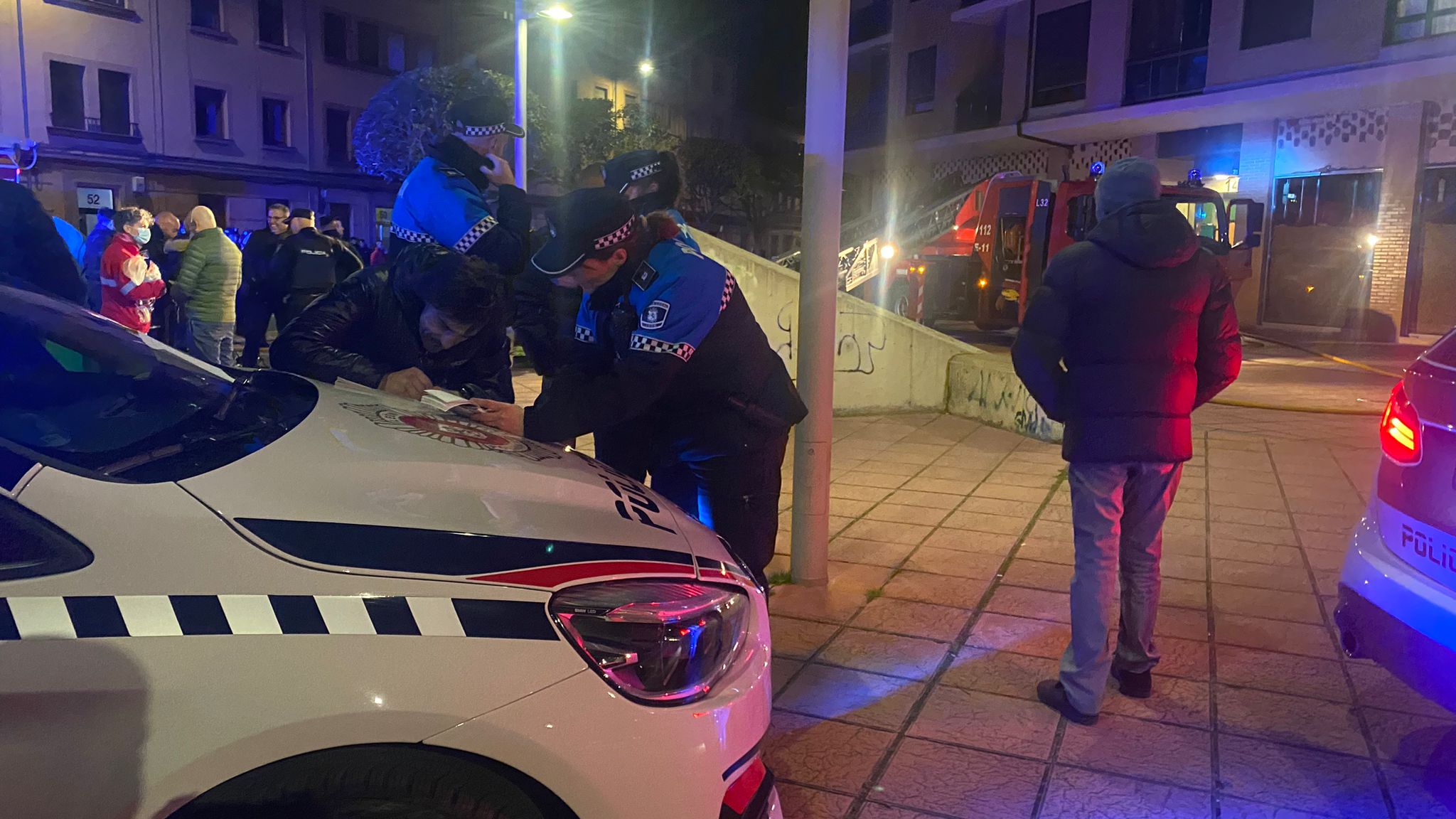 Efectivos de Bomberos, Policía Local y Policía Nacional actúan tras una explosión de gas en un inmueble de León. 