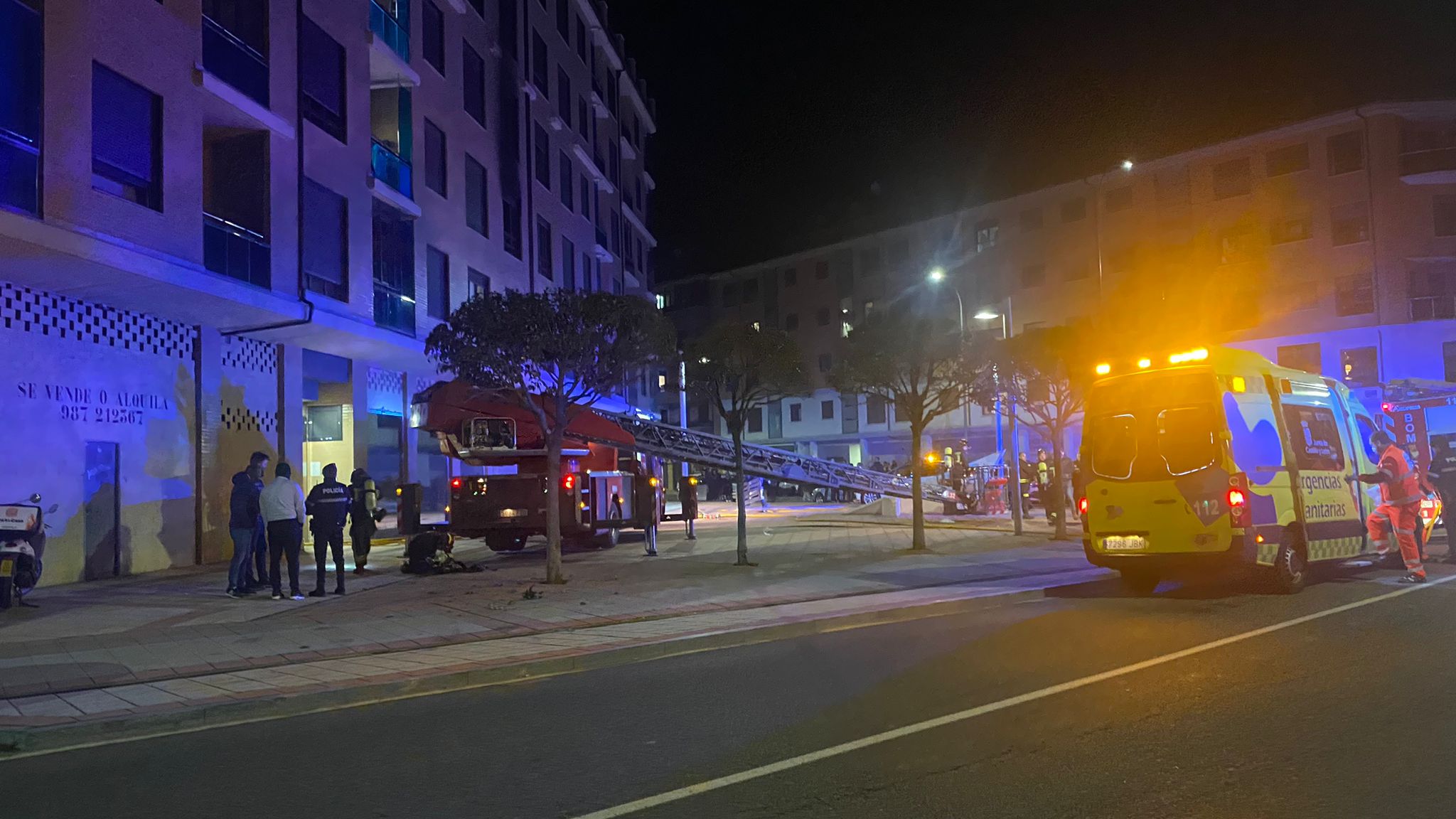 Efectivos de Bomberos, Policía Local y Policía Nacional actúan tras una explosión de gas en un inmueble de León. 