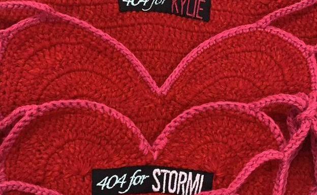 Detalle de los bikinis personalizados de Kylie Jenner y su hija, Stormi.