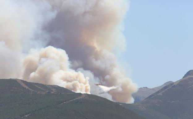 Imagen de archivo de ese mes de agosto de 2'017 cuando el fuego arrasó La Cabrera. 