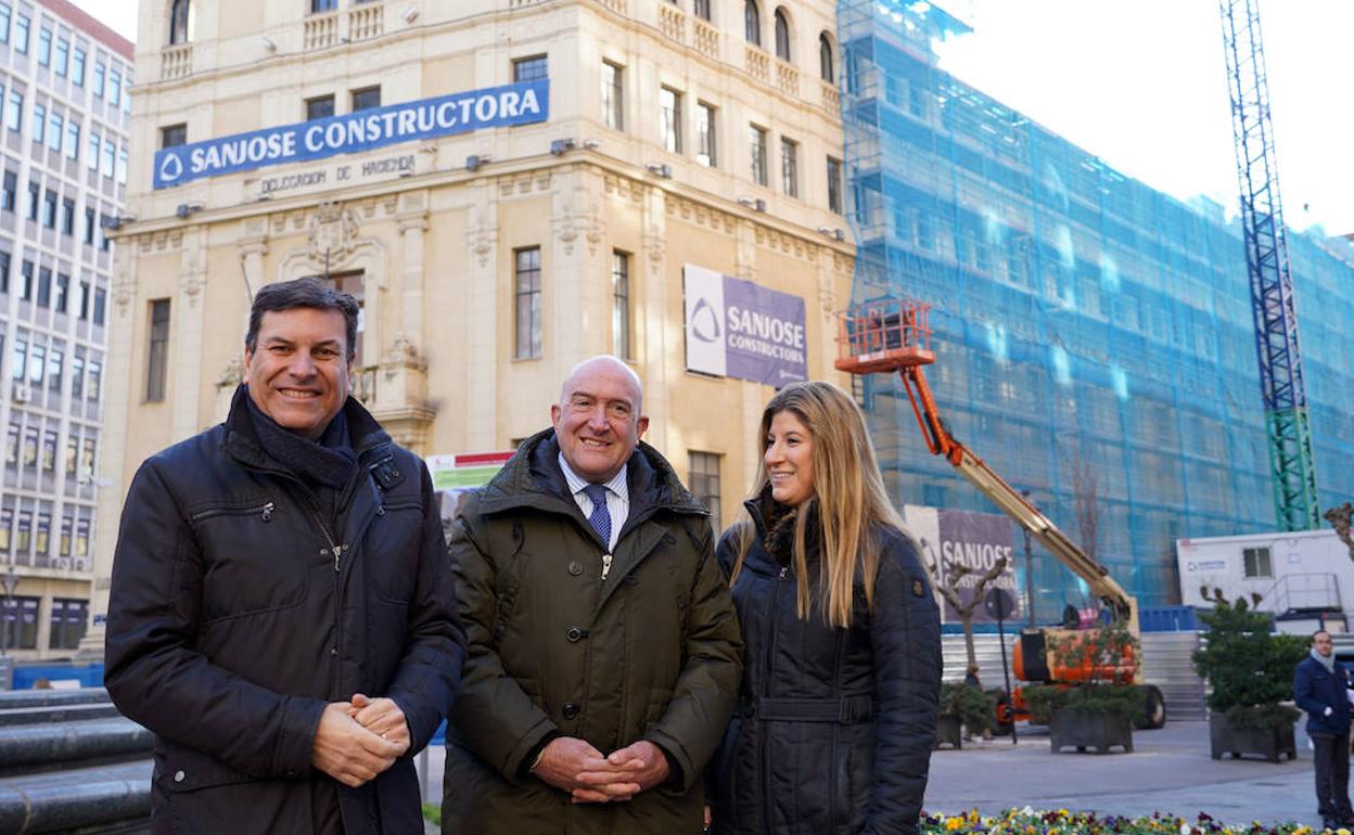 Los consejeros de la Presidencia, Jesús Julio Carnero, y de Economía y Hacienda, Carlos Fernández Carriedo, visitan las obras de rehabilitación integral del edificio para uso administrativo de la Junta de Castilla y León.