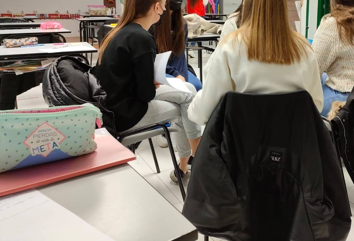 Un momento del trabajo con los jóvenes 