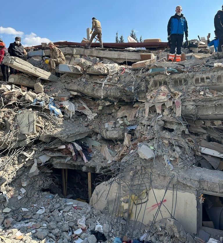 El bombero leonés Víctor Rodríguez regresa de Turquía con el orgullo del esfuerzo realizado y el lamento por la descoordinación en una lucha contrarreloj. Ha colaborado con la ONG Acción Norte en el rescate y auxilio de la población. «No hemos parado de buscar a personas con vida, pero no ha habido suerte», asegura.