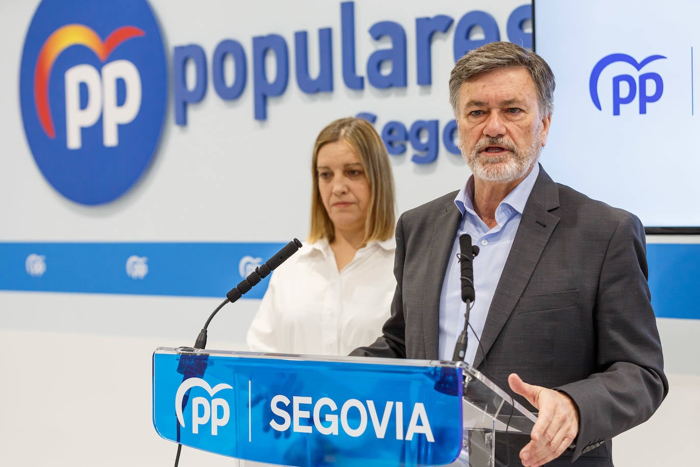 El secretario autonómico del PPCyL y vicepresidente 1º de la Cortes de Castilla y León, Francisco Vázquez, junto con la Procuradora, Mª Ángeles García, analiza diversos temas de actualidad.