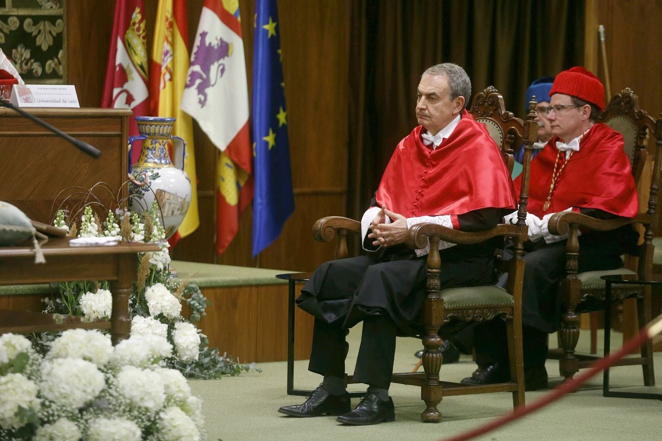 El expresidente del gobierno y exalumno y profesor de la Universidad de León es reconocido como doctor 'honoris causa' en un emotivo acto que marca «una de las páginas más satisfactorias en mi biografía política y personal». «Un país es lo que sin sus universidades. Si investigan y trabajan ese país tiene garantizados su futuro, y eso es lo que hace la ULE».