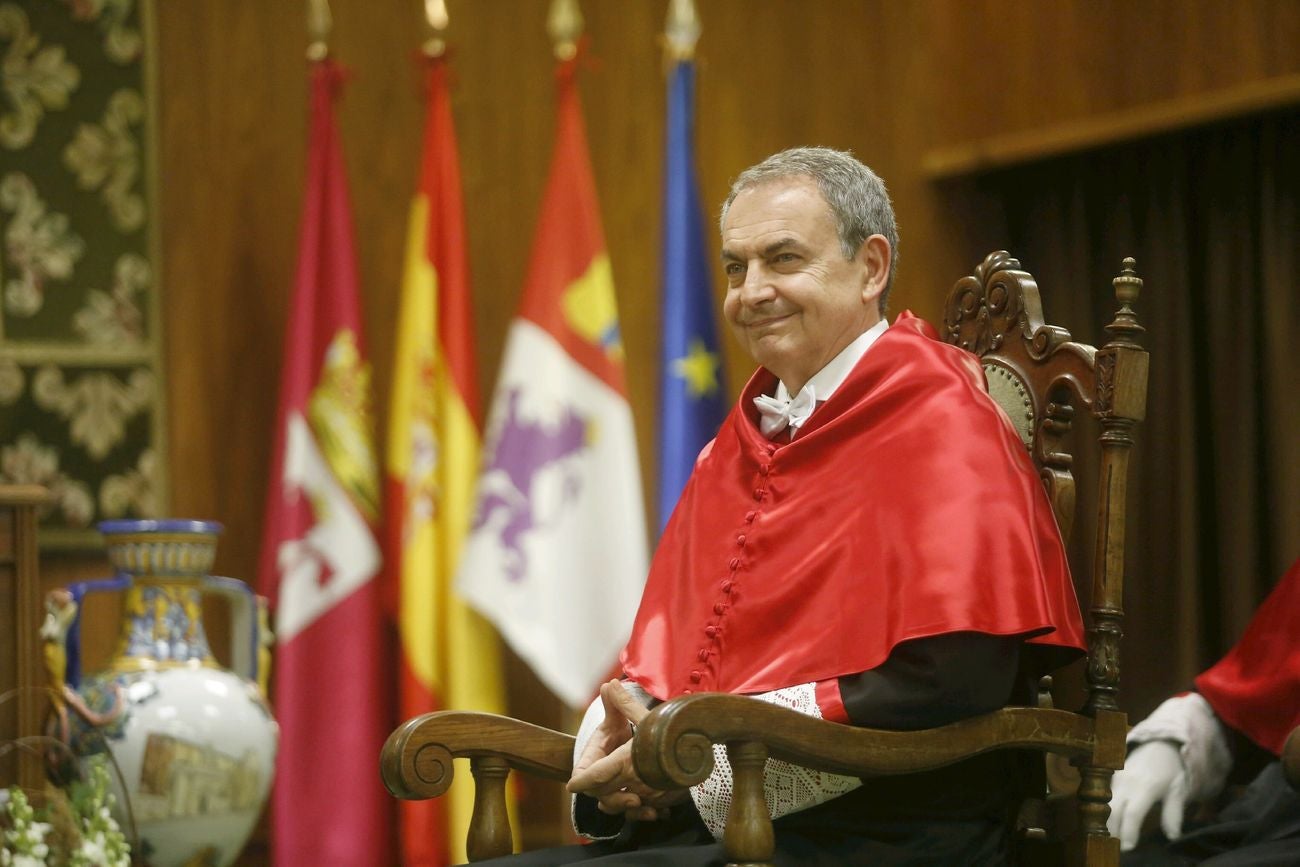 El expresidente del gobierno y exalumno y profesor de la Universidad de León es reconocido como doctor 'honoris causa' en un emotivo acto que marca «una de las páginas más satisfactorias en mi biografía política y personal». «Un país es lo que sin sus universidades. Si investigan y trabajan ese país tiene garantizados su futuro, y eso es lo que hace la ULE».