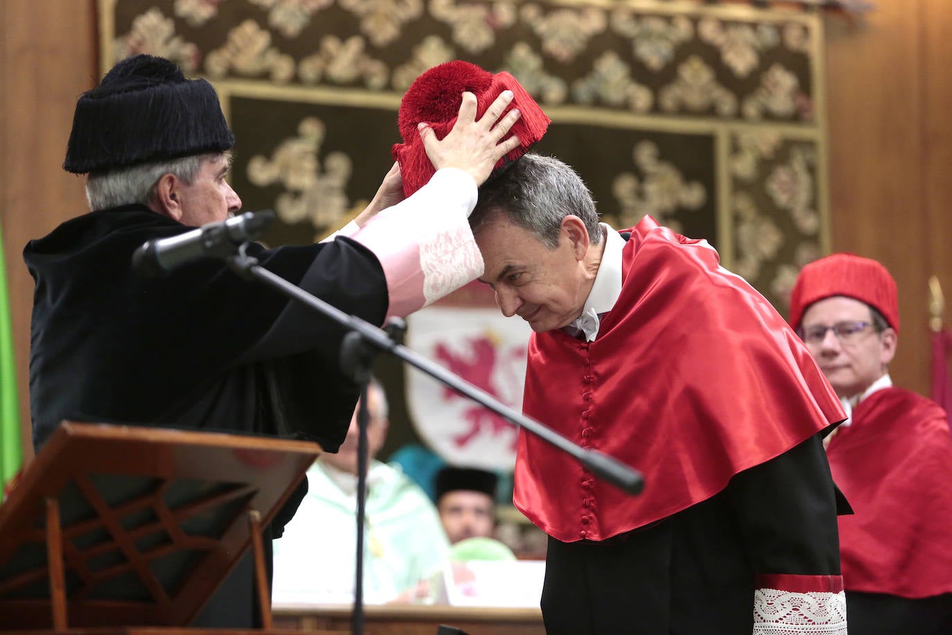 El expresidente del gobierno y exalumno y profesor de la Universidad de León es reconocido como doctor 'honoris causa' en un emotivo acto que marca «una de las páginas más satisfactorias en mi biografía política y personal». «Un país es lo que sin sus universidades. Si investigan y trabajan ese país tiene garantizados su futuro, y eso es lo que hace la ULE».