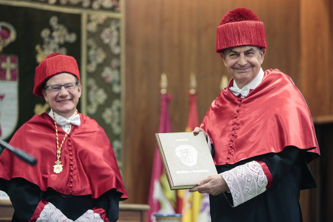 El expresidente del gobierno y exalumno y profesor de la Universidad de León es reconocido como doctor 'honoris causa' en un emotivo acto que marca «una de las páginas más satisfactorias en mi biografía política y personal». «Un país es lo que sin sus universidades. Si investigan y trabajan ese país tiene garantizados su futuro, y eso es lo que hace la ULE».