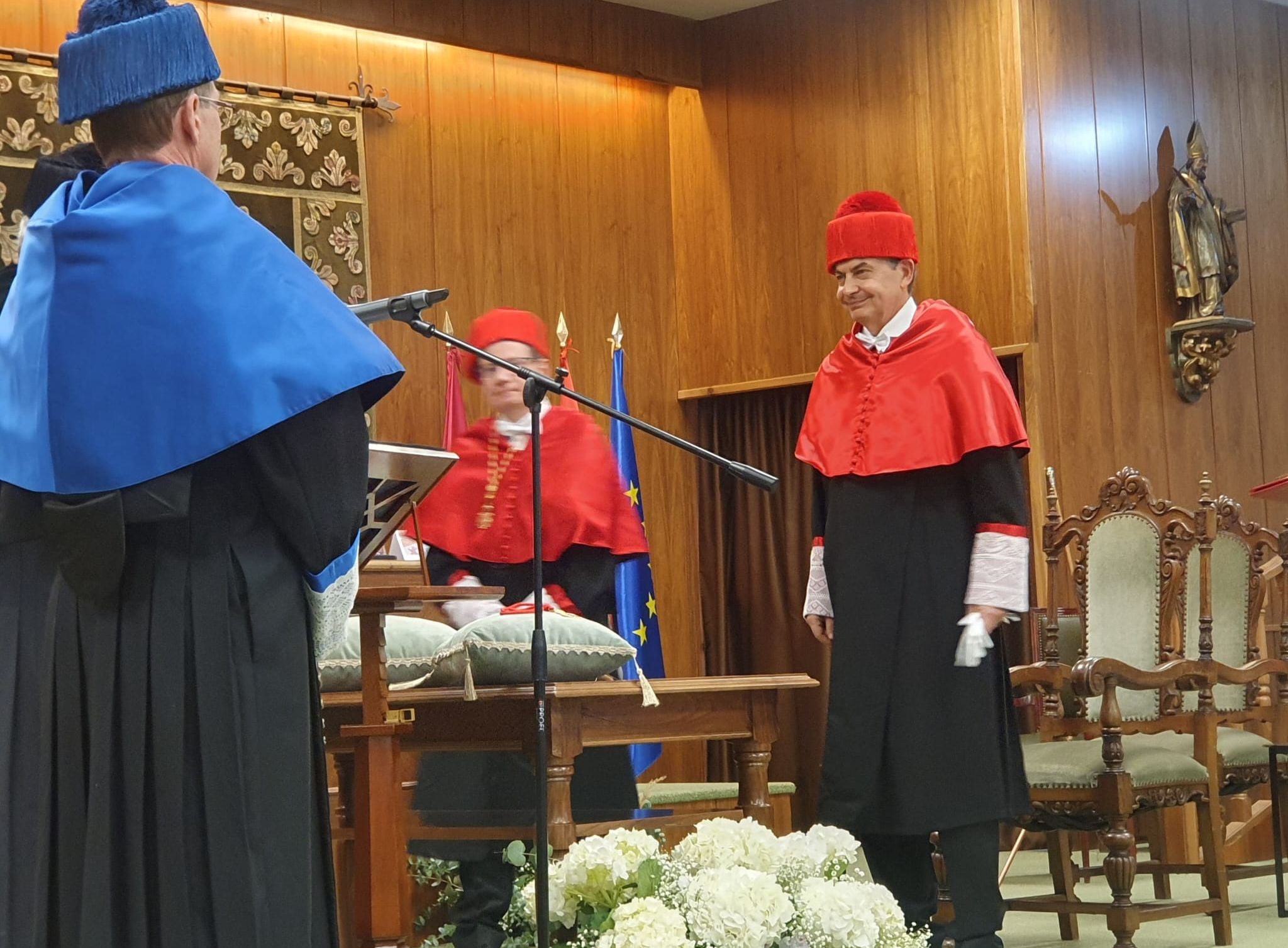 El expresidente del gobierno y exalumno y profesor de la Universidad de León es reconocido como doctor 'honoris causa' en un emotivo acto que marca «una de las páginas más satisfactorias en mi biografía política y personal». «Un país es lo que sin sus universidades. Si investigan y trabajan ese país tiene garantizados su futuro, y eso es lo que hace la ULE».