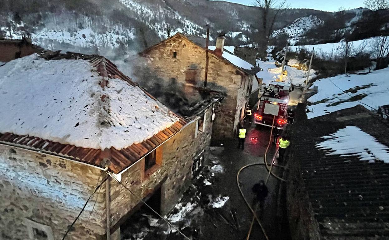 Los Bomberos de León intervinieron en el fuego declarado en Valbuena del Roblo, en el municipio de Crémenes.