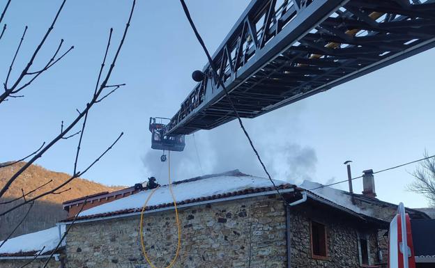 Galería. Un camión grúa accede al tejado de la vivienda para socorrer el fuego.