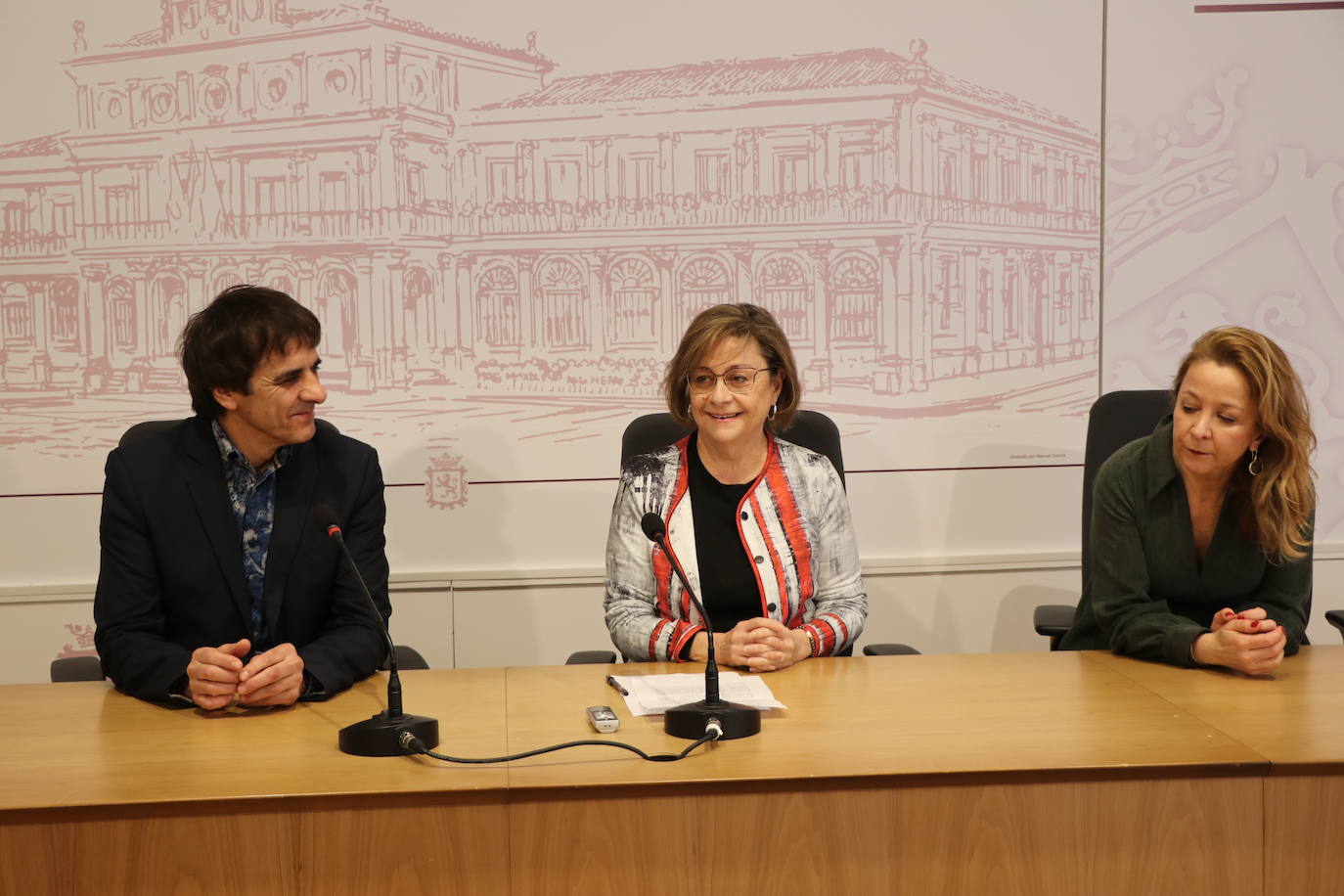 La concejala de Acción y Promoción Cultural, Evelia Fernández, el coorganizador del evento, Alfonso Ordóñez, y la galerista, Marga Carnero han presentado el homenaje a Miguel Escanciano.