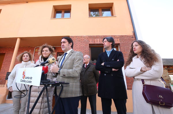 El consejero de Medio Ambiente, Vivienda y Ordenación del Territorio, durante su visita a una vivienda en Congosto, rehabilitada por la Junta dentro del programa 'Rehabitare'.