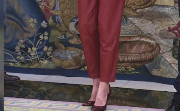 La reina Letizia apuesta pro el rojo.