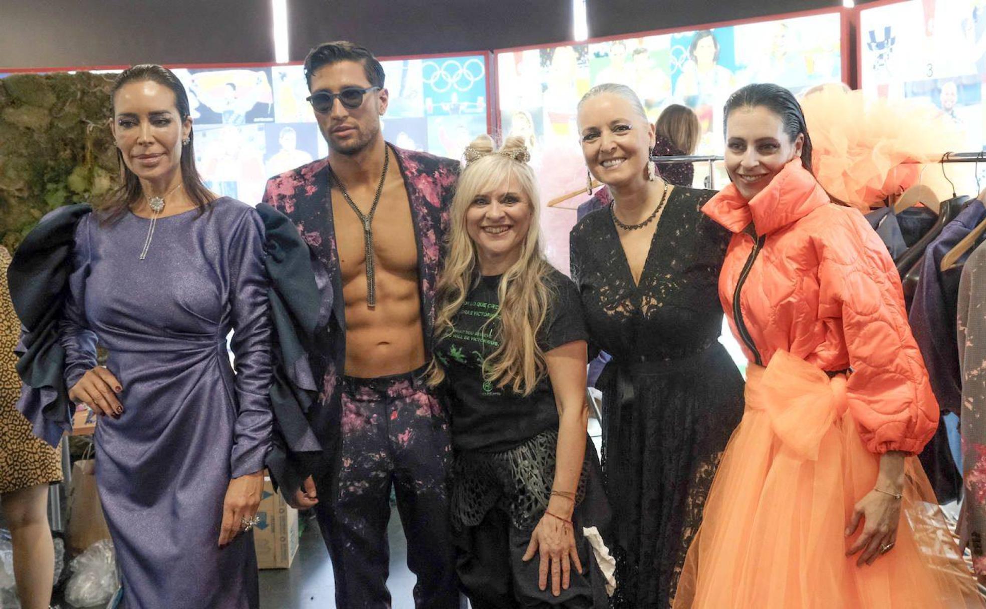 La leonesa María Lafuente, junto a algunos de los modelos participantes en el desfile. 