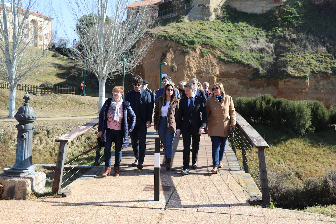 Más de un siglo de vida suma a sus espaldas la tradicional Feria de Febrero de esta localidad del sur de León que ha abierto sus puertas en su 102 edición. El alcalde de Valencia de Don Juan, Juan Pablo Regadera, recuerda que es la fería «de la gente» y el vicepresidente de la Diputación, Matías Llorente, pide apoyo al campo y servicios para el mundo rural. 
