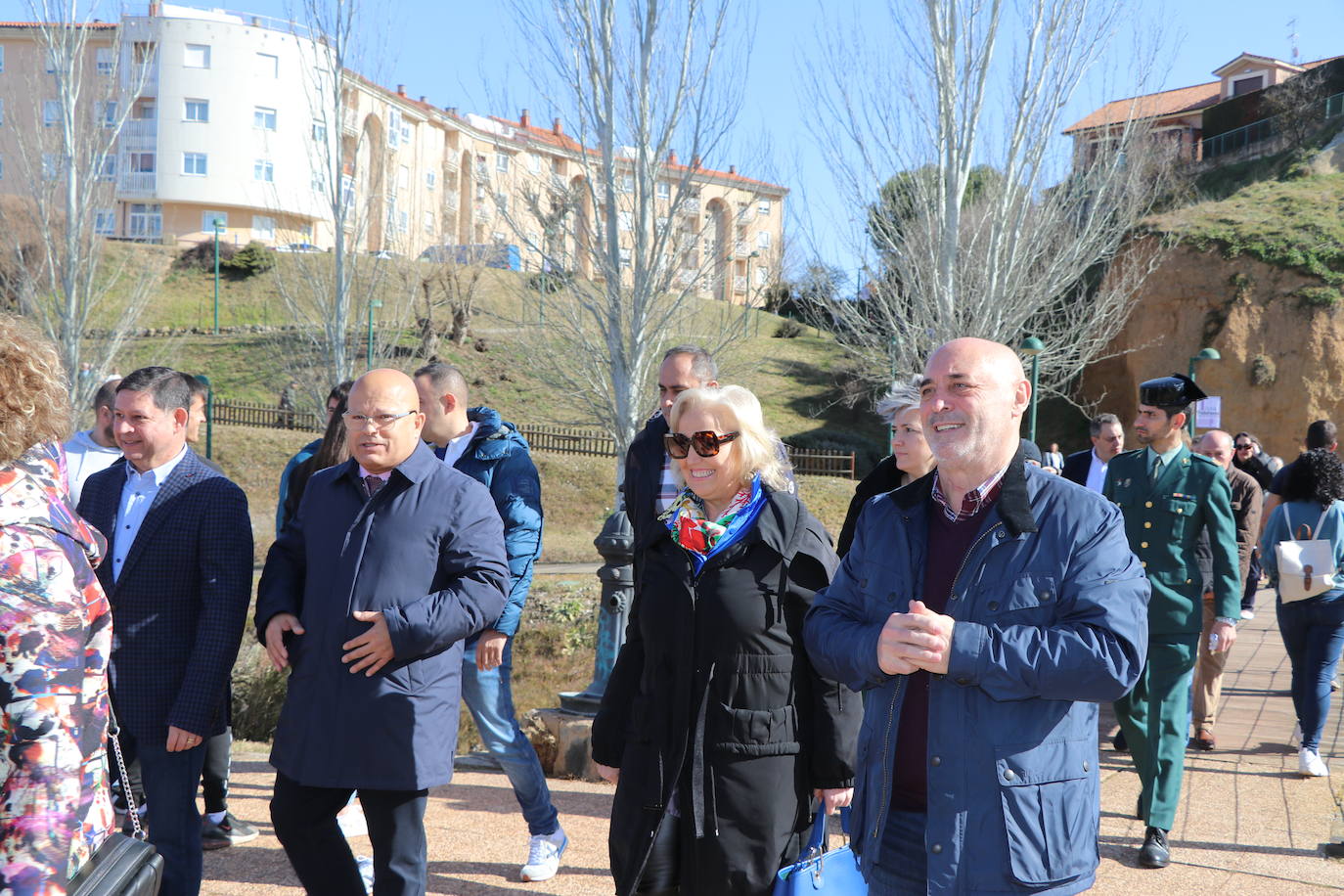 Más de un siglo de vida suma a sus espaldas la tradicional Feria de Febrero de esta localidad del sur de León que ha abierto sus puertas en su 102 edición. El alcalde de Valencia de Don Juan, Juan Pablo Regadera, recuerda que es la fería «de la gente» y el vicepresidente de la Diputación, Matías Llorente, pide apoyo al campo y servicios para el mundo rural. 