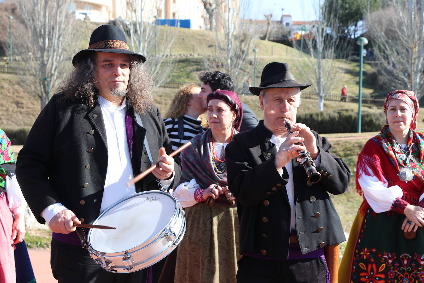Más de un siglo de vida suma a sus espaldas la tradicional Feria de Febrero de esta localidad del sur de León que ha abierto sus puertas en su 102 edición. El alcalde de Valencia de Don Juan, Juan Pablo Regadera, recuerda que es la fería «de la gente» y el vicepresidente de la Diputación, Matías Llorente, pide apoyo al campo y servicios para el mundo rural. 