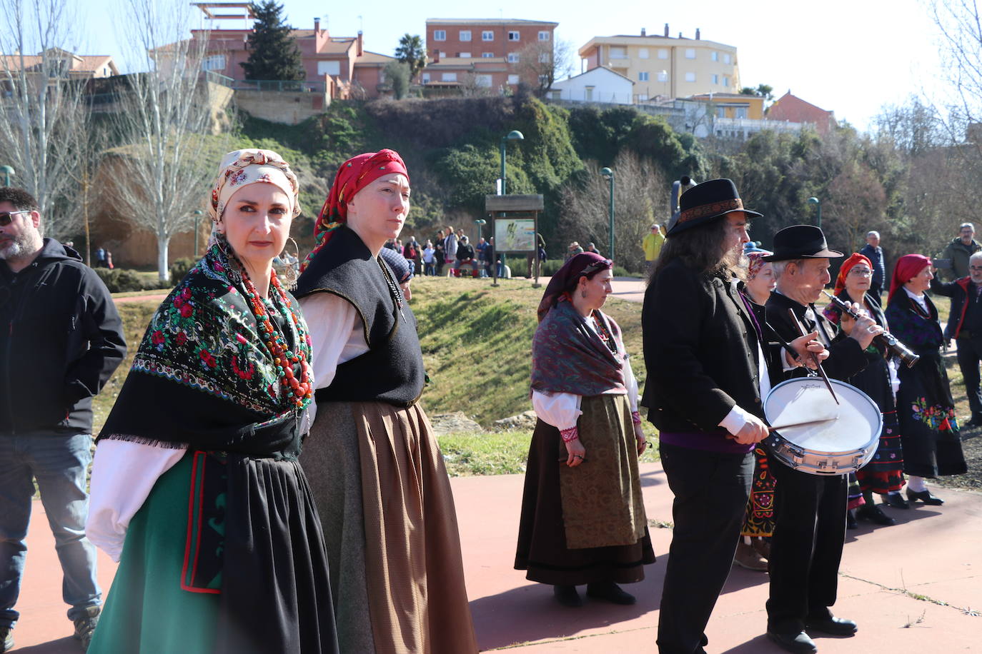 Más de un siglo de vida suma a sus espaldas la tradicional Feria de Febrero de esta localidad del sur de León que ha abierto sus puertas en su 102 edición. El alcalde de Valencia de Don Juan, Juan Pablo Regadera, recuerda que es la fería «de la gente» y el vicepresidente de la Diputación, Matías Llorente, pide apoyo al campo y servicios para el mundo rural. 