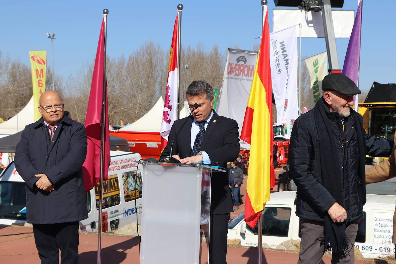 Más de un siglo de vida suma a sus espaldas la tradicional Feria de Febrero de esta localidad del sur de León que ha abierto sus puertas en su 102 edición. El alcalde de Valencia de Don Juan, Juan Pablo Regadera, recuerda que es la fería «de la gente» y el vicepresidente de la Diputación, Matías Llorente, pide apoyo al campo y servicios para el mundo rural. 