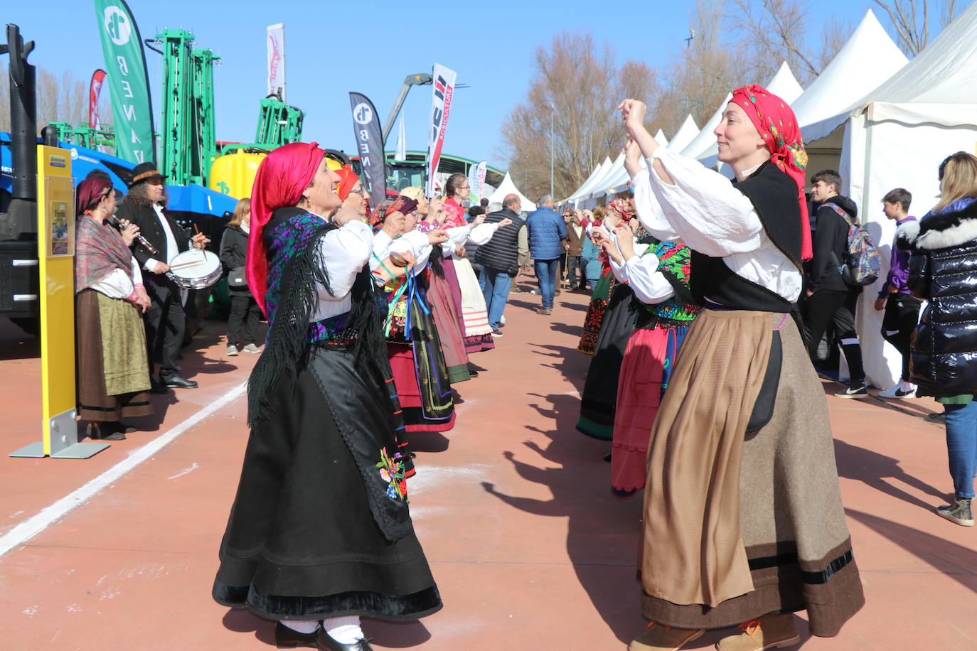 Más de un siglo de vida suma a sus espaldas la tradicional Feria de Febrero de esta localidad del sur de León que ha abierto sus puertas en su 102 edición. El alcalde de Valencia de Don Juan, Juan Pablo Regadera, recuerda que es la fería «de la gente» y el vicepresidente de la Diputación, Matías Llorente, pide apoyo al campo y servicios para el mundo rural. 