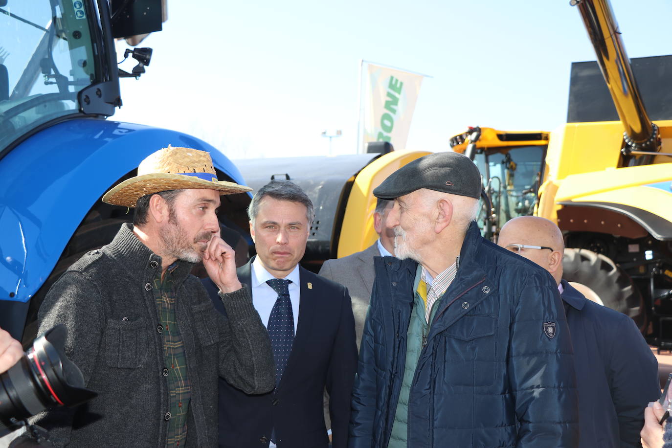 Más de un siglo de vida suma a sus espaldas la tradicional Feria de Febrero de esta localidad del sur de León que ha abierto sus puertas en su 102 edición. El alcalde de Valencia de Don Juan, Juan Pablo Regadera, recuerda que es la fería «de la gente» y el vicepresidente de la Diputación, Matías Llorente, pide apoyo al campo y servicios para el mundo rural. 