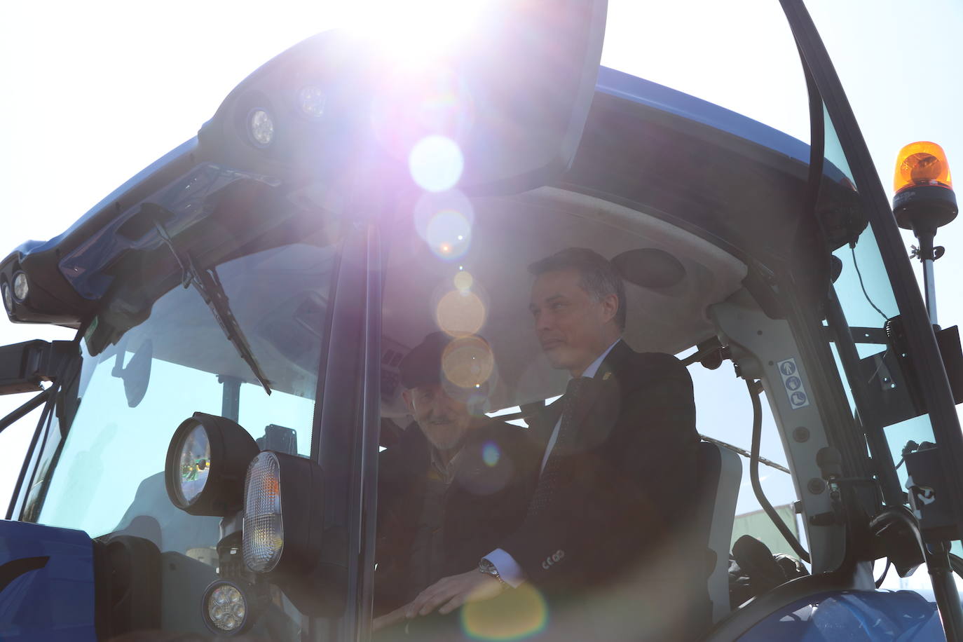 Más de un siglo de vida suma a sus espaldas la tradicional Feria de Febrero de esta localidad del sur de León que ha abierto sus puertas en su 102 edición. El alcalde de Valencia de Don Juan, Juan Pablo Regadera, recuerda que es la fería «de la gente» y el vicepresidente de la Diputación, Matías Llorente, pide apoyo al campo y servicios para el mundo rural. 