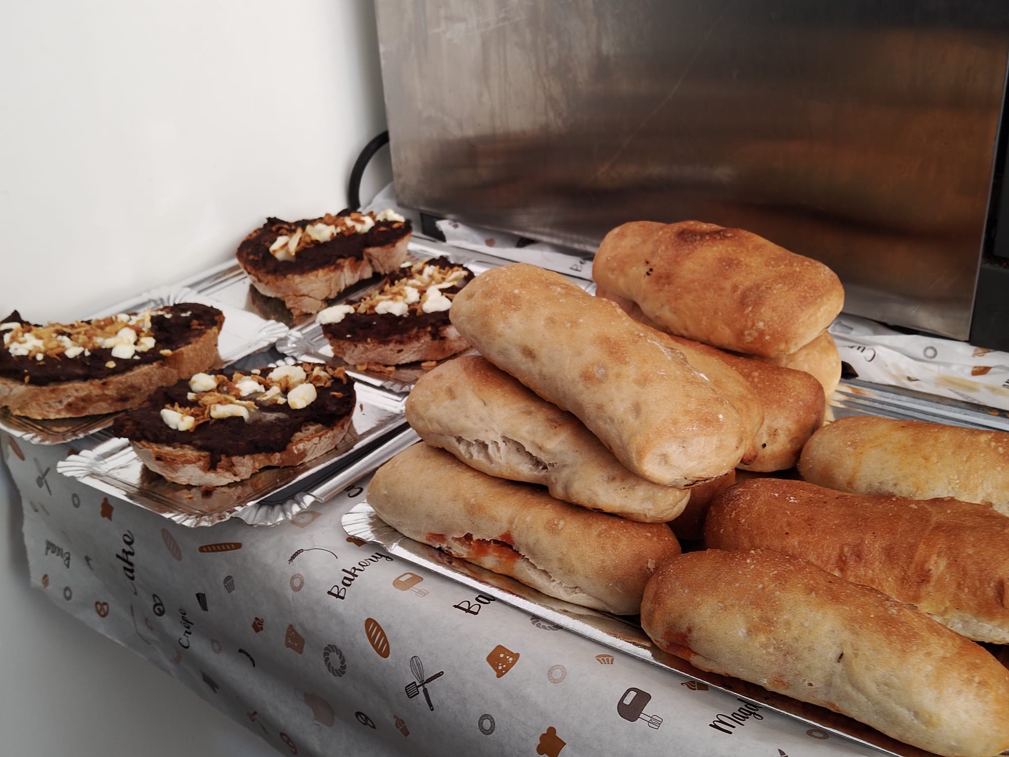 Más de un siglo de vida suma a sus espaldas la tradicional Feria de Febrero de esta localidad del sur de León que ha abierto sus puertas en su 102 edición. El alcalde de Valencia de Don Juan, Juan Pablo Regadera, recuerda que es la fería «de la gente» y el vicepresidente de la Diputación, Matías Llorente, pide apoyo al campo y servicios para el mundo rural. 