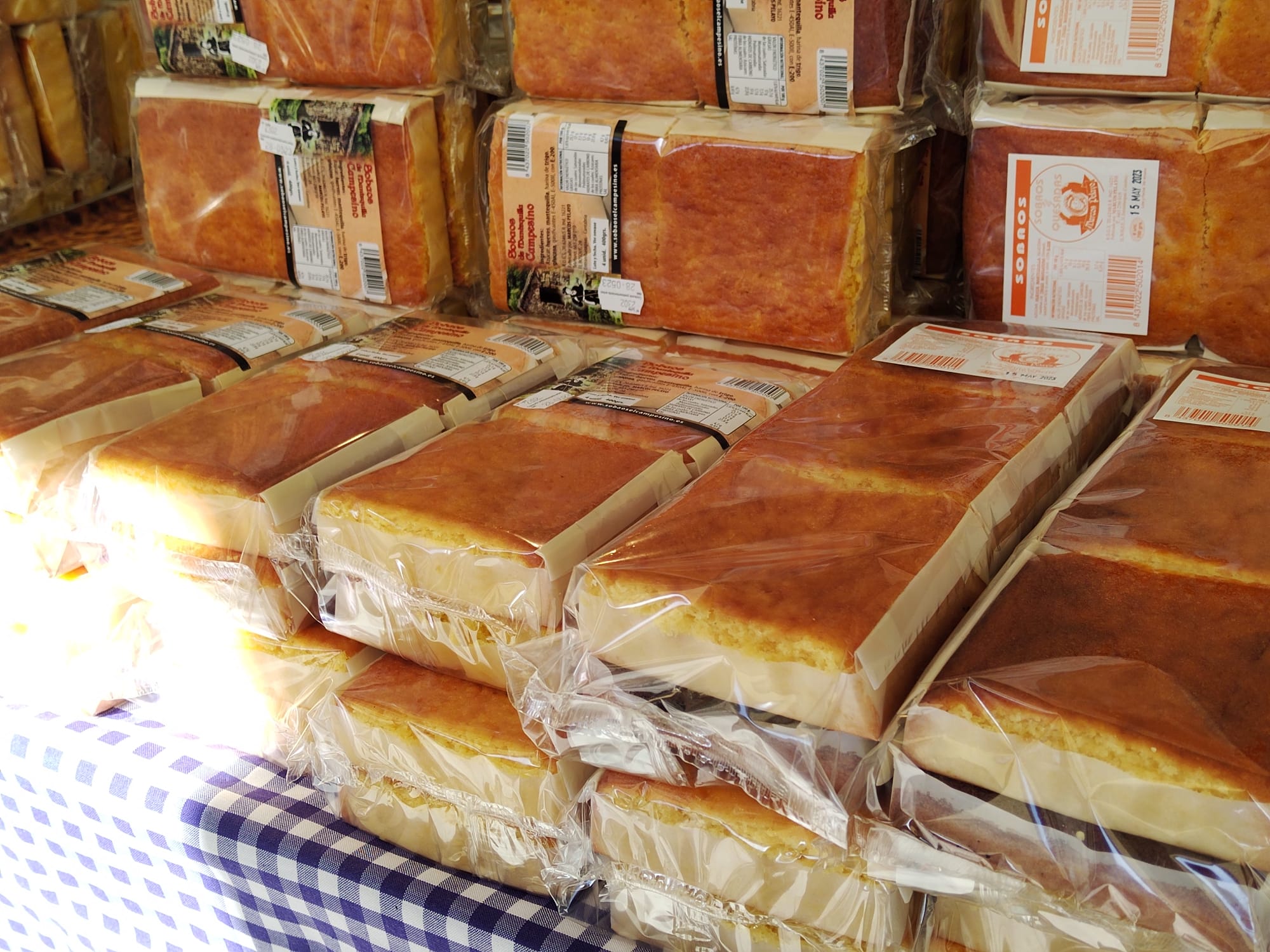 Más de un siglo de vida suma a sus espaldas la tradicional Feria de Febrero de esta localidad del sur de León que ha abierto sus puertas en su 102 edición. El alcalde de Valencia de Don Juan, Juan Pablo Regadera, recuerda que es la fería «de la gente» y el vicepresidente de la Diputación, Matías Llorente, pide apoyo al campo y servicios para el mundo rural. 