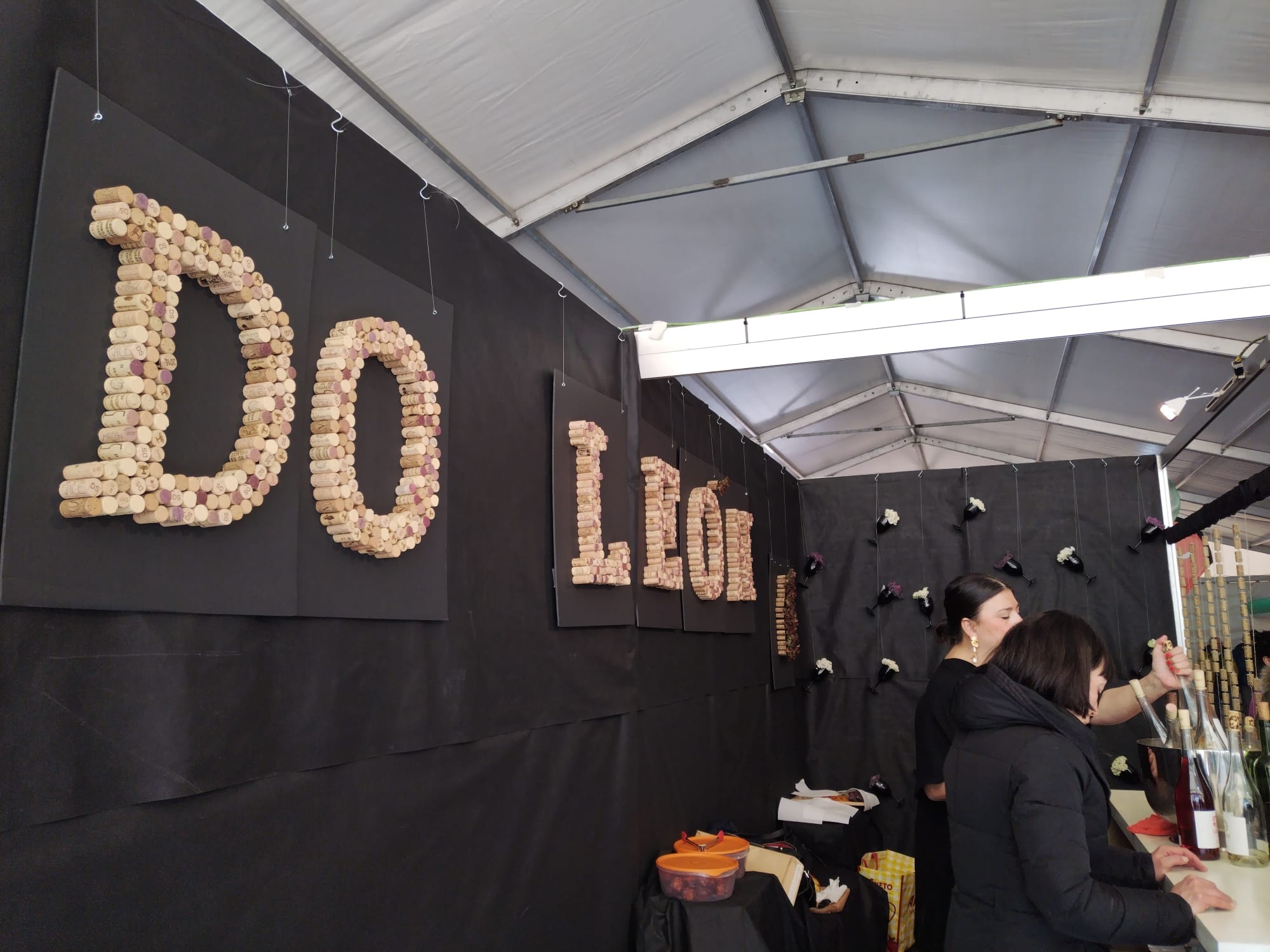 Más de un siglo de vida suma a sus espaldas la tradicional Feria de Febrero de esta localidad del sur de León que ha abierto sus puertas en su 102 edición. El alcalde de Valencia de Don Juan, Juan Pablo Regadera, recuerda que es la fería «de la gente» y el vicepresidente de la Diputación, Matías Llorente, pide apoyo al campo y servicios para el mundo rural. 