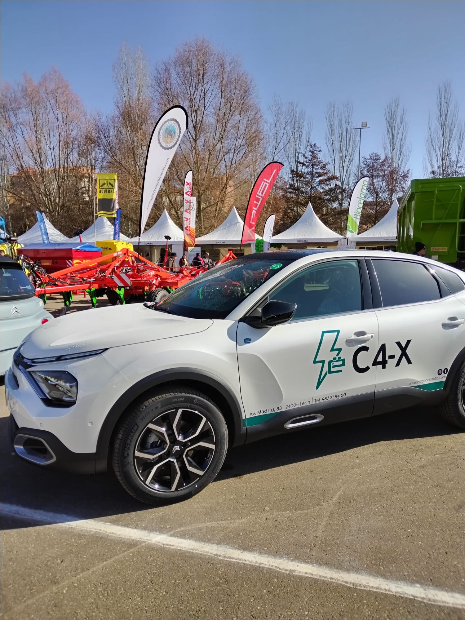 Más de un siglo de vida suma a sus espaldas la tradicional Feria de Febrero de esta localidad del sur de León que ha abierto sus puertas en su 102 edición. El alcalde de Valencia de Don Juan, Juan Pablo Regadera, recuerda que es la fería «de la gente» y el vicepresidente de la Diputación, Matías Llorente, pide apoyo al campo y servicios para el mundo rural. 