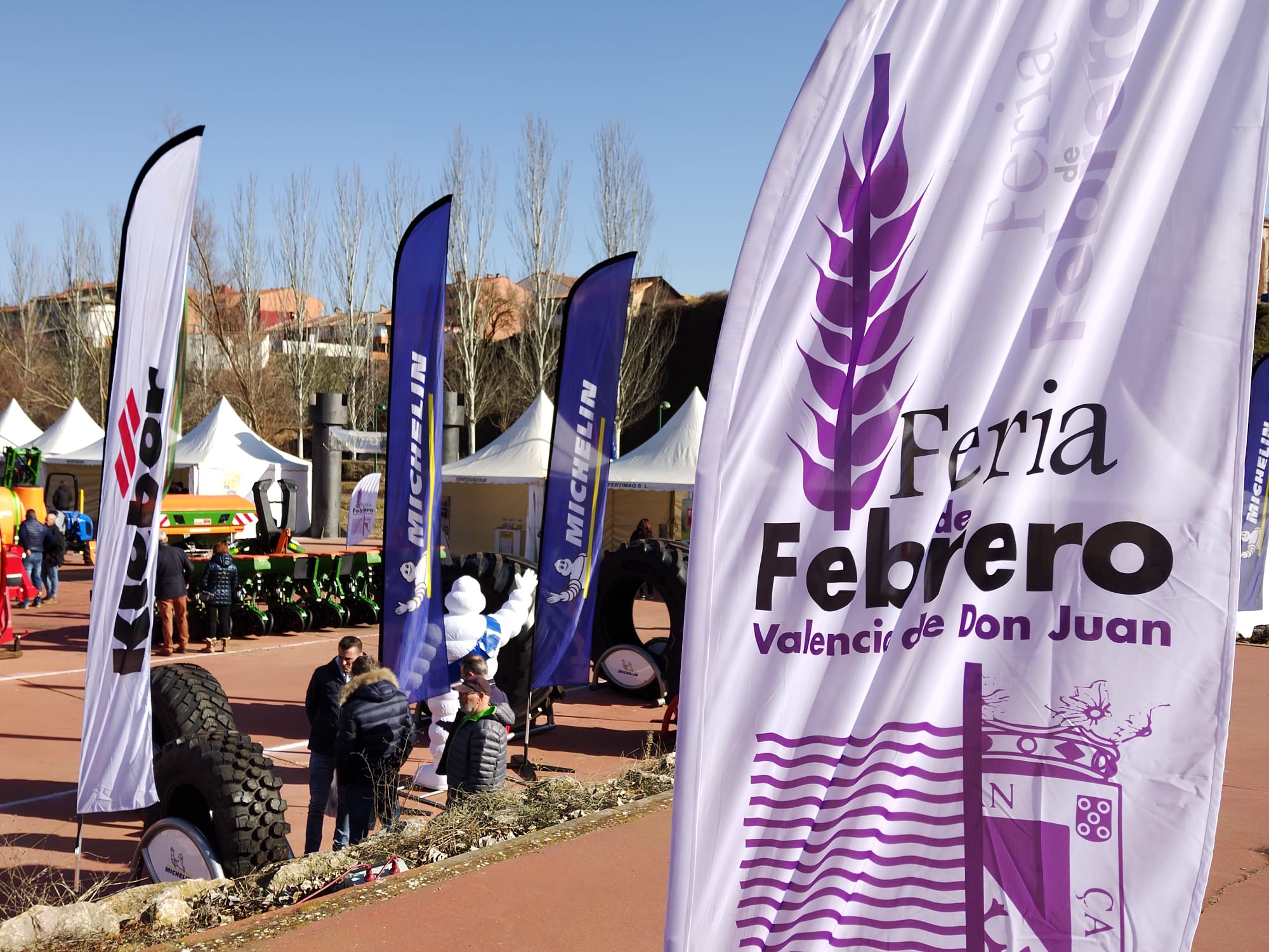Más de un siglo de vida suma a sus espaldas la tradicional Feria de Febrero de esta localidad del sur de León que ha abierto sus puertas en su 102 edición. El alcalde de Valencia de Don Juan, Juan Pablo Regadera, recuerda que es la fería «de la gente» y el vicepresidente de la Diputación, Matías Llorente, pide apoyo al campo y servicios para el mundo rural. 