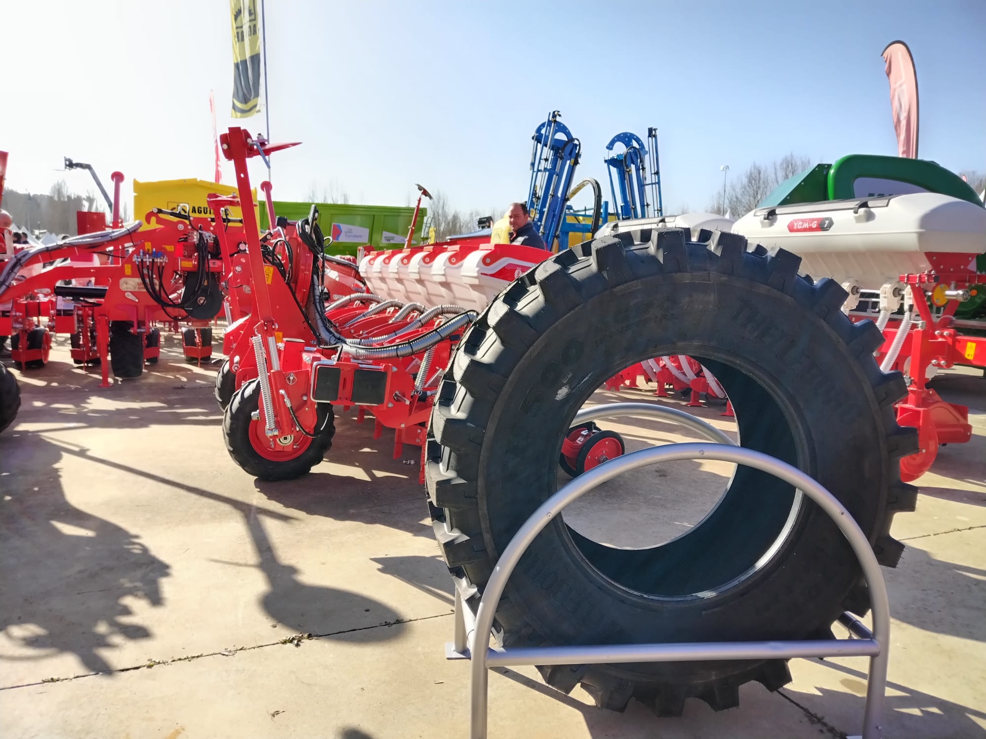 Más de un siglo de vida suma a sus espaldas la tradicional Feria de Febrero de esta localidad del sur de León que ha abierto sus puertas en su 102 edición. El alcalde de Valencia de Don Juan, Juan Pablo Regadera, recuerda que es la fería «de la gente» y el vicepresidente de la Diputación, Matías Llorente, pide apoyo al campo y servicios para el mundo rural. 