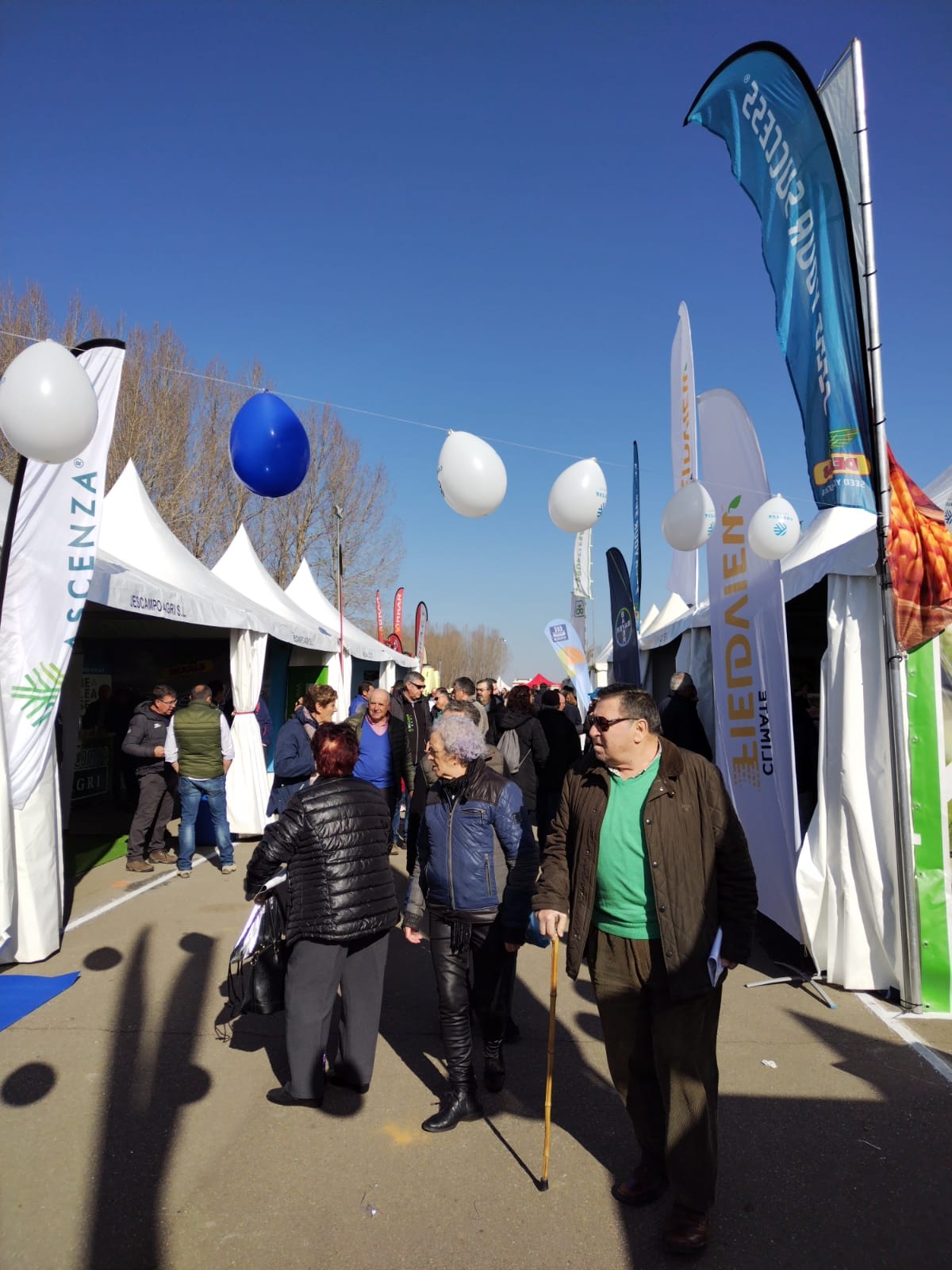 Más de un siglo de vida suma a sus espaldas la tradicional Feria de Febrero de esta localidad del sur de León que ha abierto sus puertas en su 102 edición. El alcalde de Valencia de Don Juan, Juan Pablo Regadera, recuerda que es la fería «de la gente» y el vicepresidente de la Diputación, Matías Llorente, pide apoyo al campo y servicios para el mundo rural. 