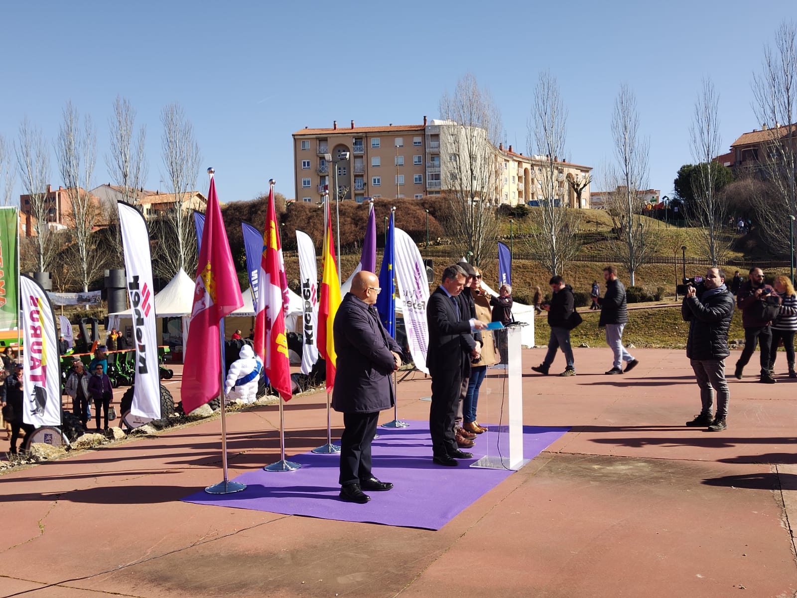 Más de un siglo de vida suma a sus espaldas la tradicional Feria de Febrero de esta localidad del sur de León que ha abierto sus puertas en su 102 edición. El alcalde de Valencia de Don Juan, Juan Pablo Regadera, recuerda que es la fería «de la gente» y el vicepresidente de la Diputación, Matías Llorente, pide apoyo al campo y servicios para el mundo rural. 