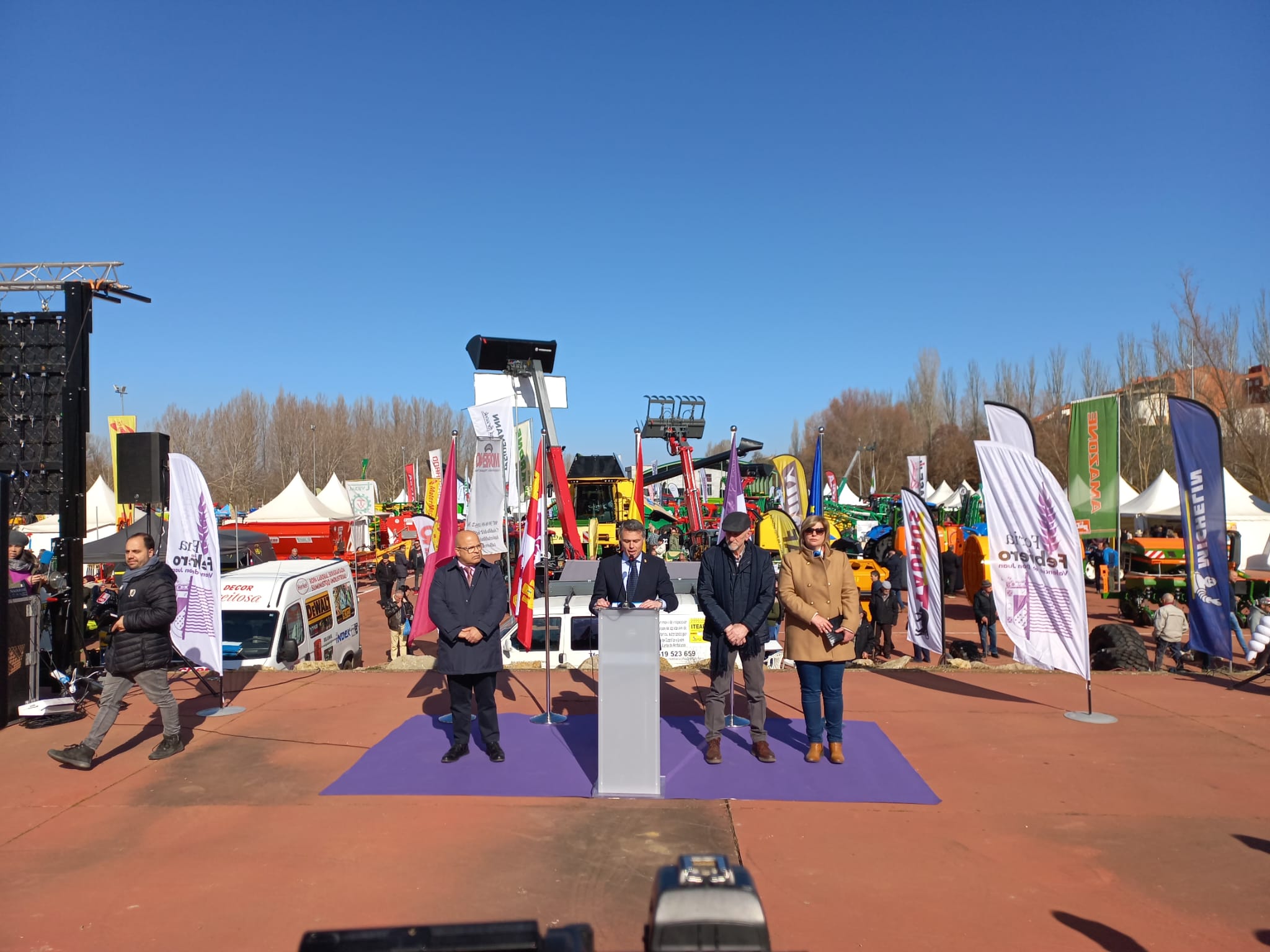 Más de un siglo de vida suma a sus espaldas la tradicional Feria de Febrero de esta localidad del sur de León que ha abierto sus puertas en su 102 edición. El alcalde de Valencia de Don Juan, Juan Pablo Regadera, recuerda que es la fería «de la gente» y el vicepresidente de la Diputación, Matías Llorente, pide apoyo al campo y servicios para el mundo rural. 