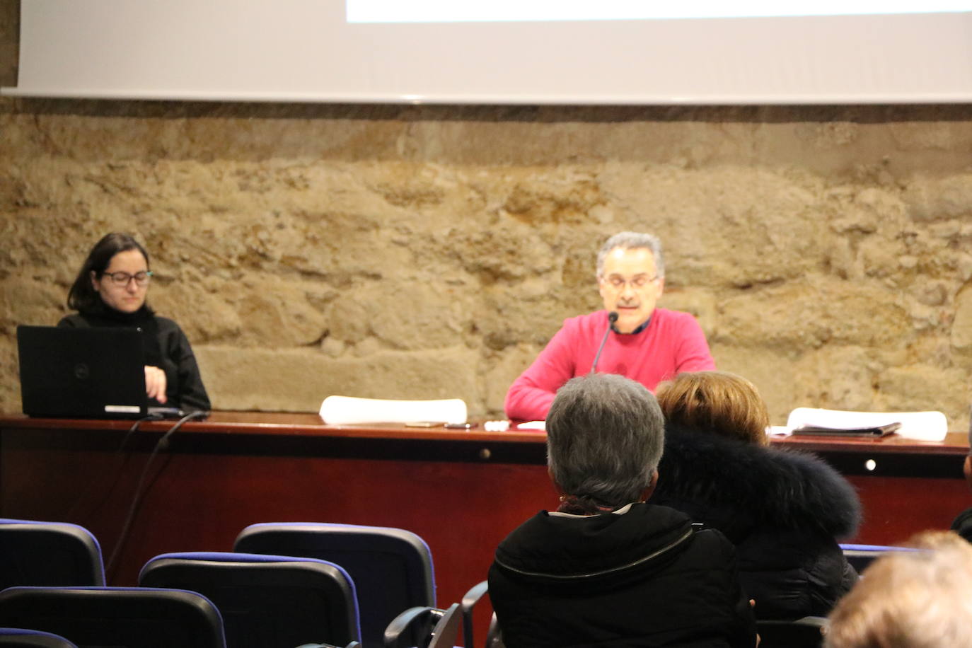 El concejal de Participación Ciudadana, Nicanor Pastrana, explica en una reunión abierta los detalles de los terceros Presupuestos Participativos que este 2023 se abren a los jóvenes de 12 años