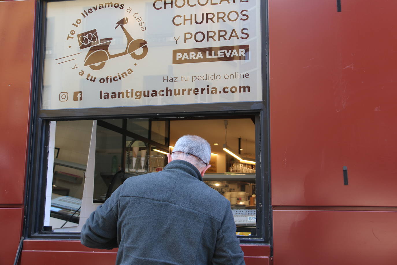 Los trabajadores de la churrería La Antigua colocan el local después del intento de robo.