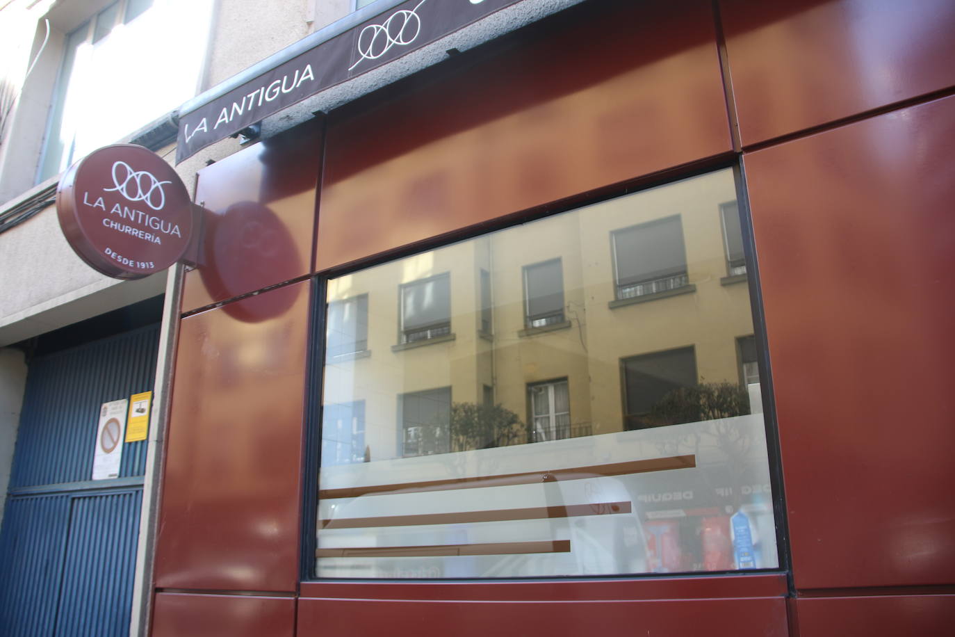 Los trabajadores de la churrería La Antigua colocan el local después del intento de robo.