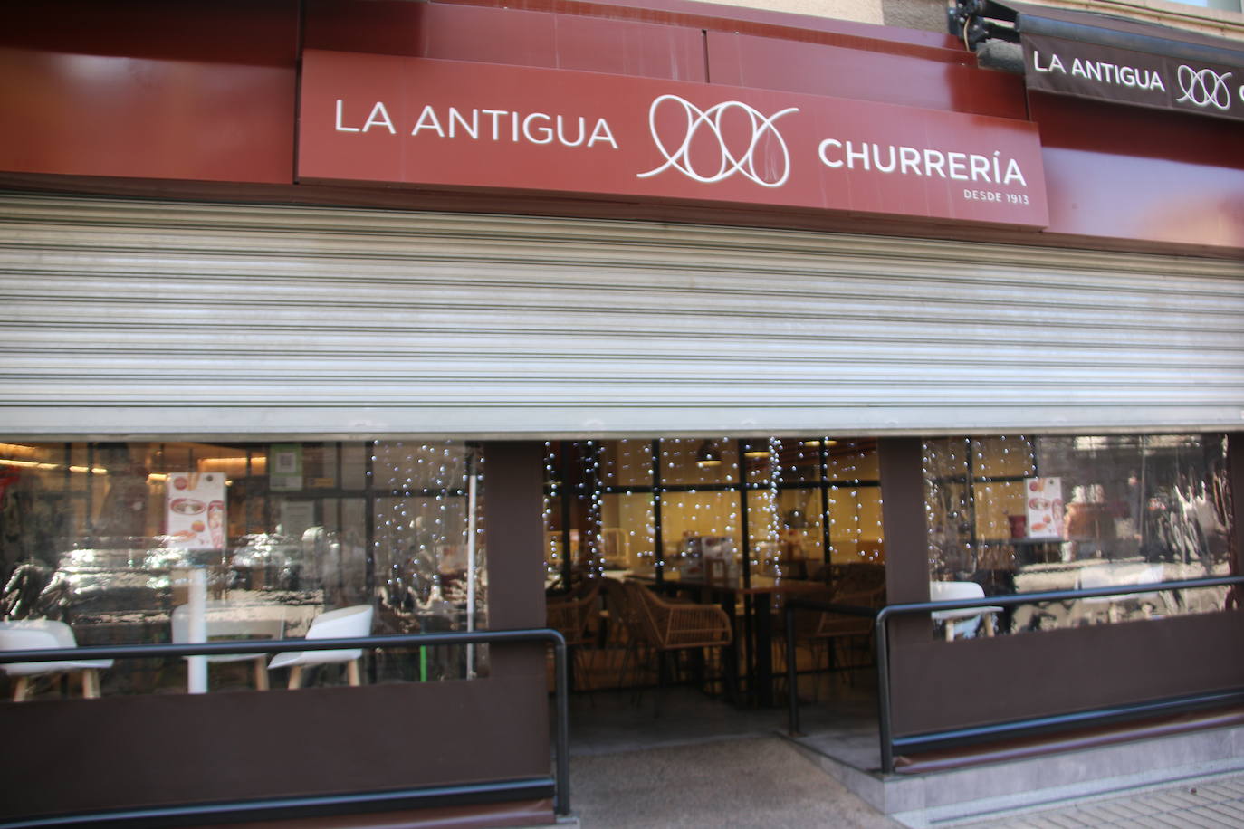 Los trabajadores de la churrería La Antigua colocan el local después del intento de robo.