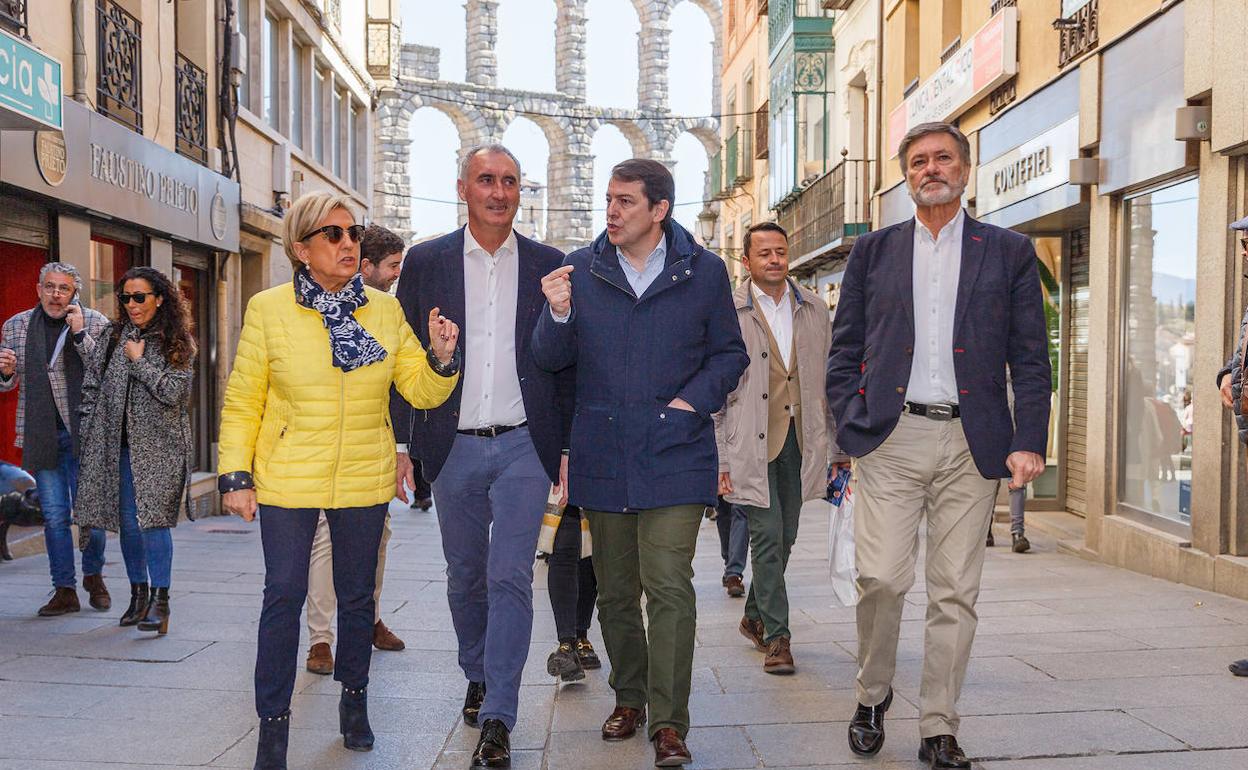 De I a D: la presidenta provincial del PP, Paloma Sanz; el delegado territorial, José Mazarías; el Presidente del PPCyL, Alfonso Fernández Mañueco; y el secretario general del Pp de CYL, Francisco Vázquez durante la visita a Segovia para mostrar su apoyo al candidato a la Alcaldía, José Mazarías.