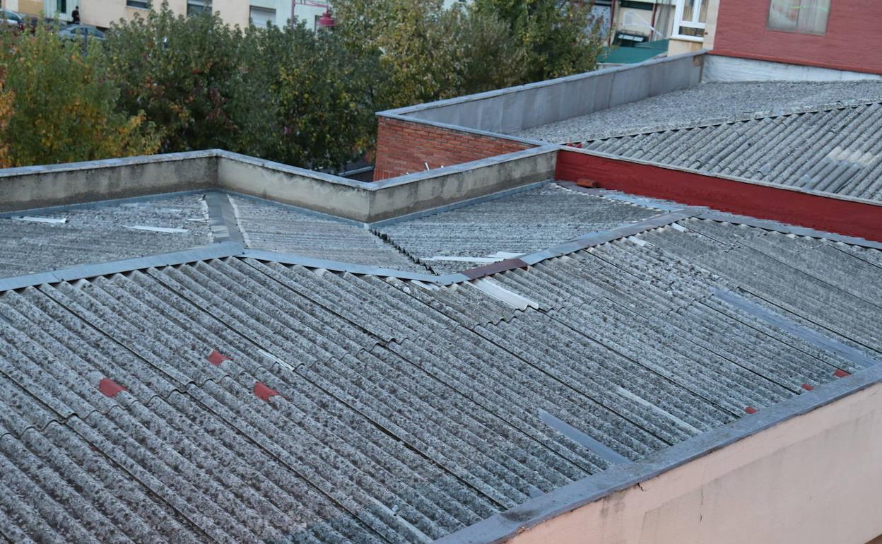 Amianto en el tejado del Colegio de San Claudio, en León capital.