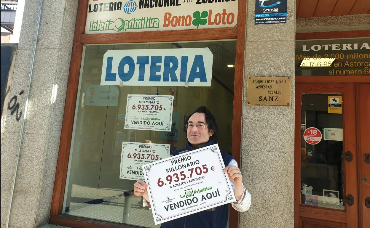 Administración de Loterías en el que se selló el boleto premiado. En la imagen los titulares del establecimiento con la referencia del premio en sus manos.