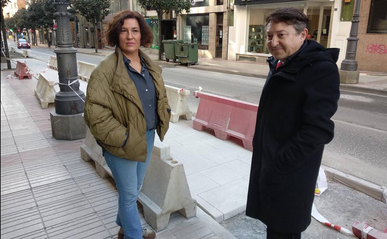 El portavoz y candidato de USE Bierzo, Samuel Folgueral, y la edil Cristina López, en la avenida de la Puebla de Ponferrada.