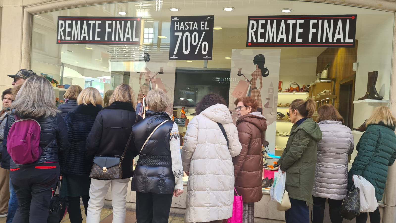 Los leoneses se echan a la calle a la caza de las últimas rebajas.