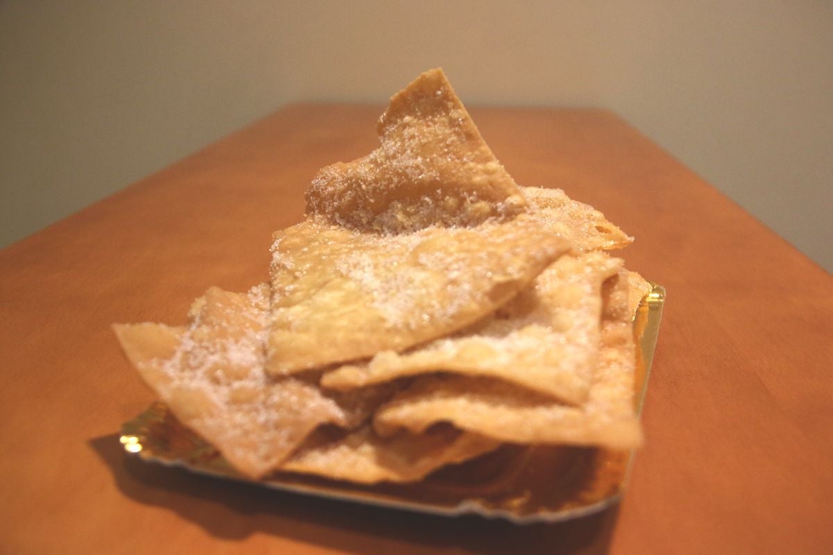 Las confiterías de la ciudad se llenan durante estos días de los dulces más típicos de carnaval.